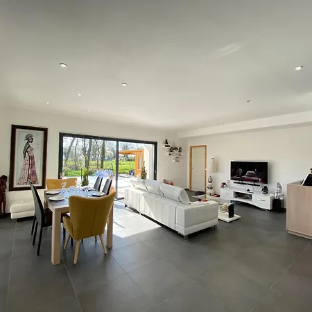 House In With Saltwater Pool & Vineyards